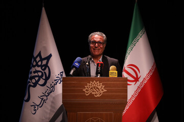 مقاومت در ادبیات فارسی با عشق و صلح پیوند خورده است