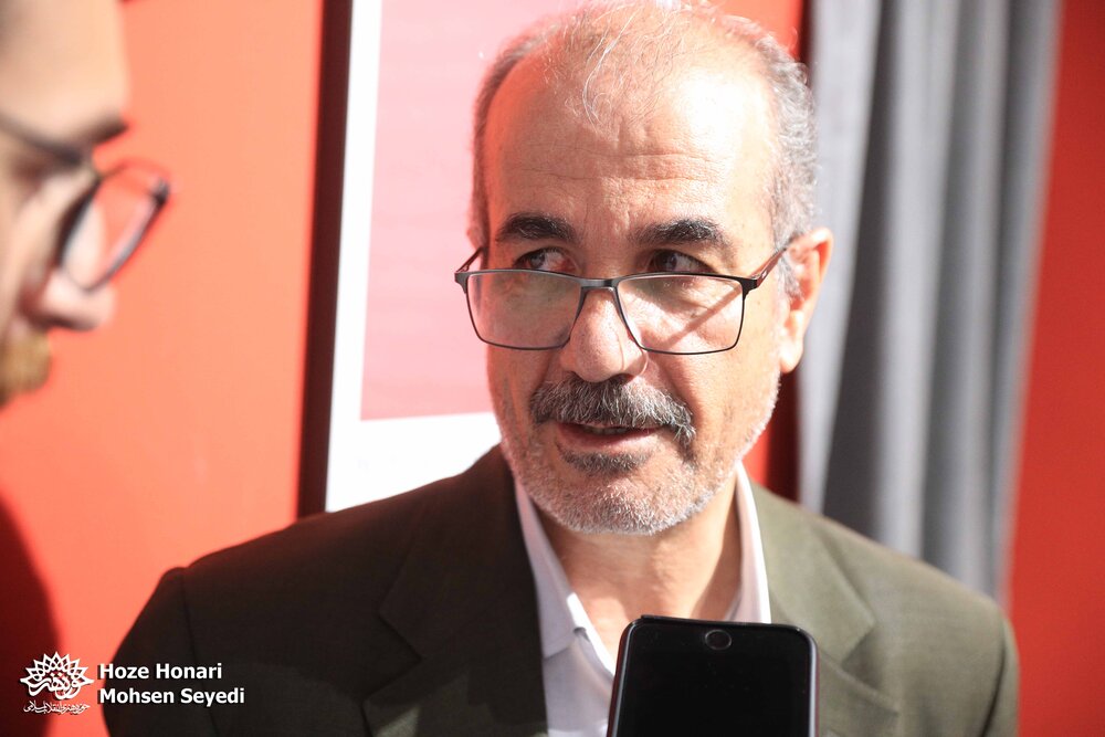 بازدید عبدالرضا گلپایگانی از «نمایشگاه مدرسه میناب»
