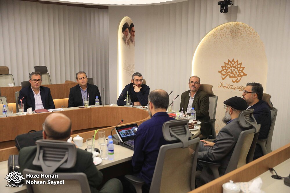 بازدید عبدالرضا گلپایگانی از «نمایشگاه مدرسه میناب»