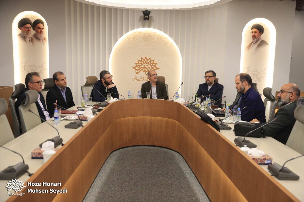بازدید عبدالرضا گلپایگانی از «نمایشگاه مدرسه میناب»