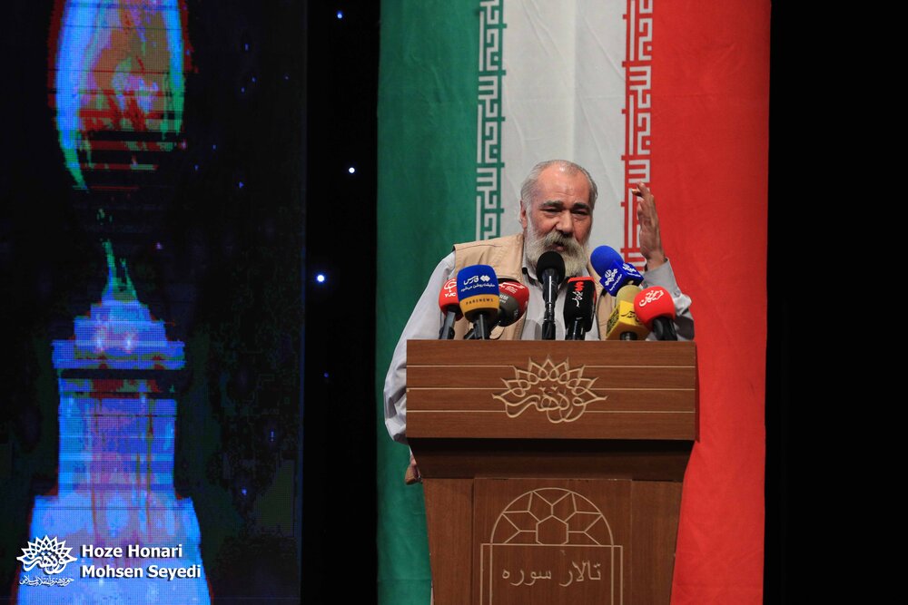 اعطای نشان ملی پارسیجان به بنیانگذار گنجور