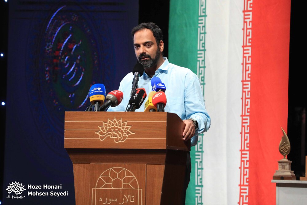 اعطای نشان ملی پارسیجان به بنیانگذار گنجور