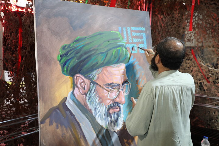 پرتره رهبر شهید در مصلای اردبیل نصب می‌شود