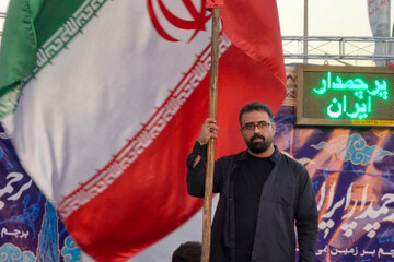 پاسداشت روز پرچم با شعرخوانی شاعران در چهارراه ولیعصر(عج) تهران
