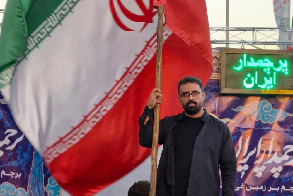 پاسداشت روز پرچم با شعرخوانی شاعران در چهارراه ولیعصر(عج) تهران