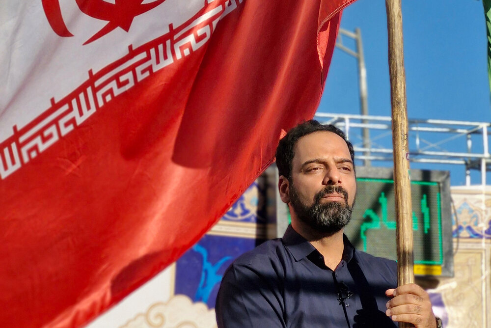پاسداشت روز پرچم با شعرخوانی شاعران در چهارراه ولیعصر(عج) تهران