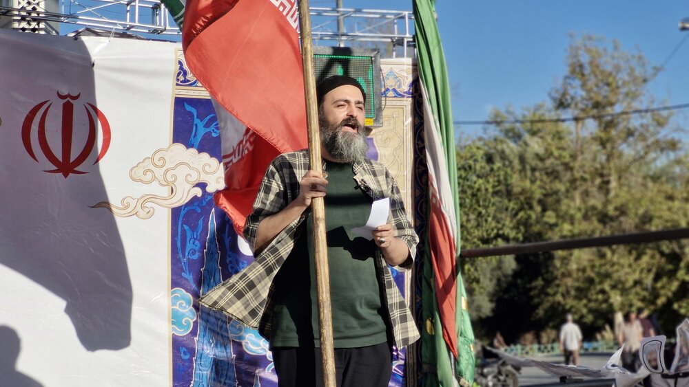 پاسداشت روز پرچم با شعرخوانی شاعران در چهارراه ولیعصر(عج) تهران