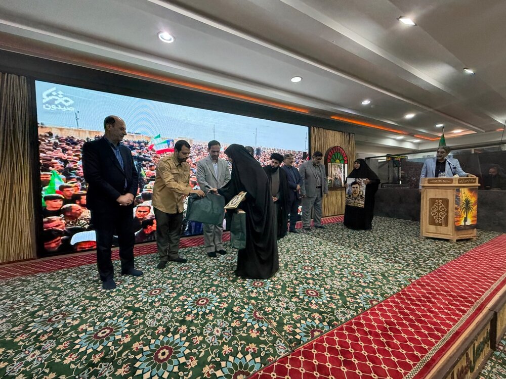 شب شعر «بیخزان» در اهواز برگزار شد/ از شعرخوانی تا بزرگداشت شهید ناو دنا