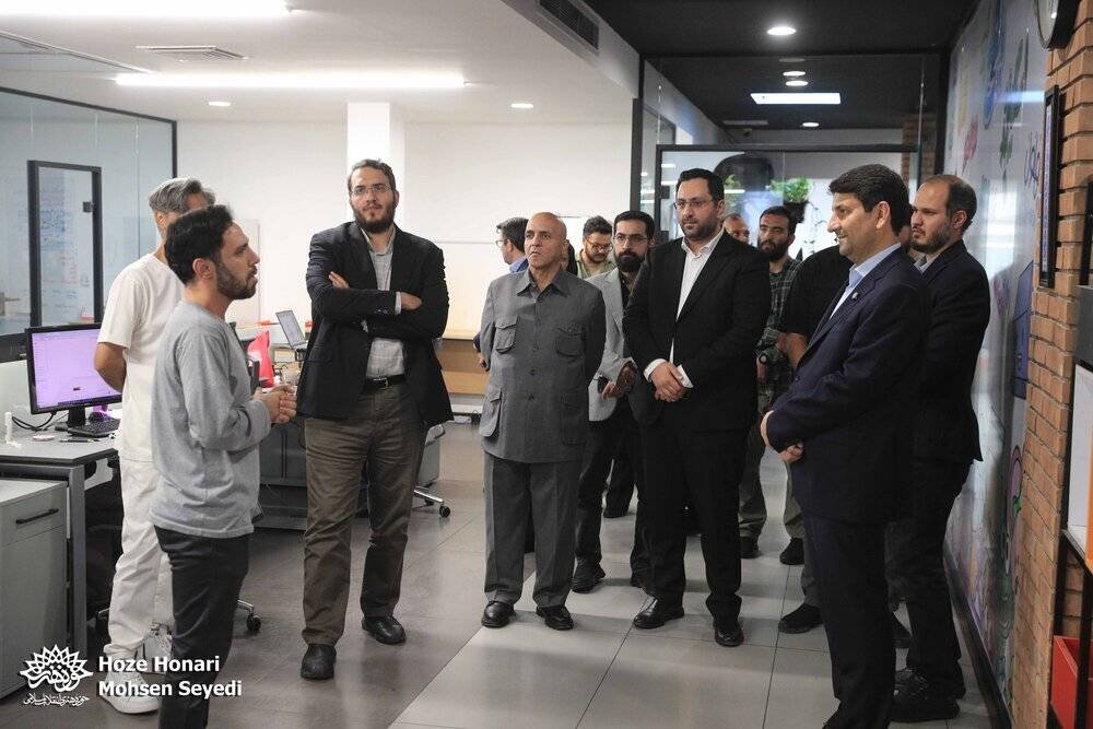وزیر ارتباطات و فناوری اطلاعات از کارستان بهارستان بازدید کرد