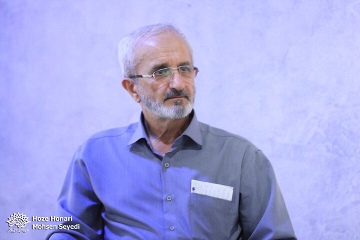 بازدید حمید شریفی آل‌هاشم از نمایشگاه «آوازهای دوردست ۲»