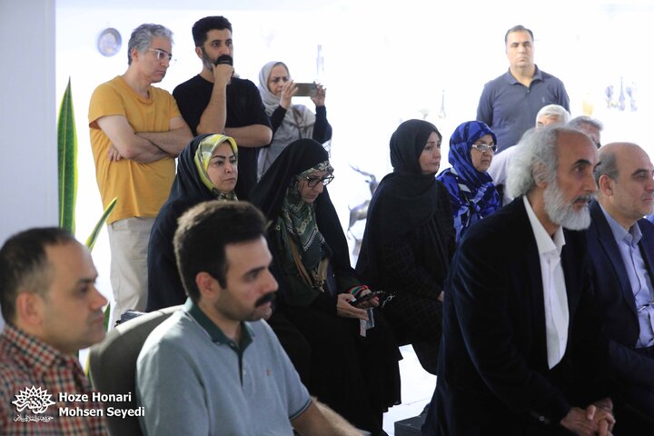 بازدید حمید شریفی آل‌هاشم از نمایشگاه «آوازهای دوردست ۲»