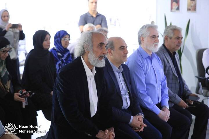 بازدید حمید شریفی آل‌هاشم از نمایشگاه «آوازهای دوردست ۲»