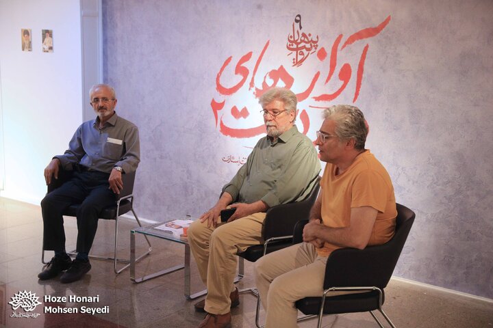 بازدید حمید شریفی آل‌هاشم از نمایشگاه «آوازهای دوردست ۲»