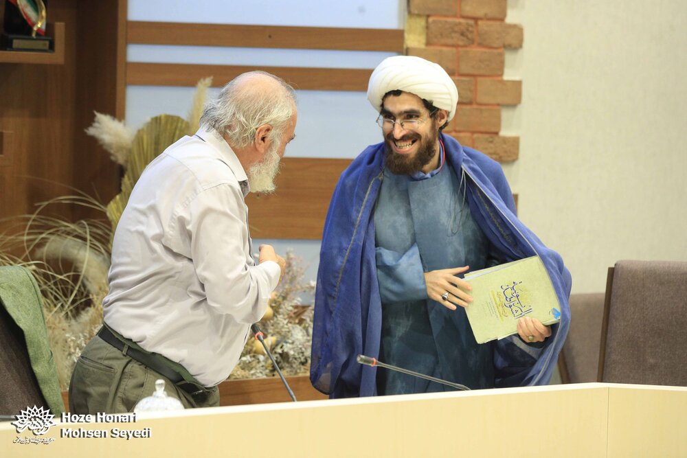 نقد زنستیزی اشعار فارسی در جلسه شاهنامهخوانی