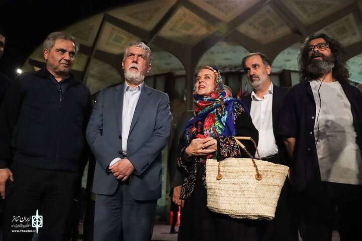 بازدید وزیر فرهنگ از نمایش «خورشید ناتمام» در بخش خیال‌نامه میناب