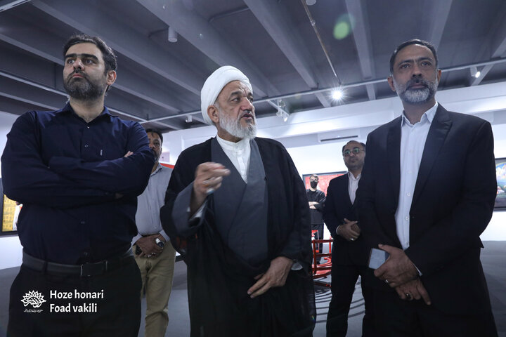 حجت‌الاسلام مرتضی آقا تهرانی و امیرحسین ثابتی در نمایشگاه «مدرسه میناب»