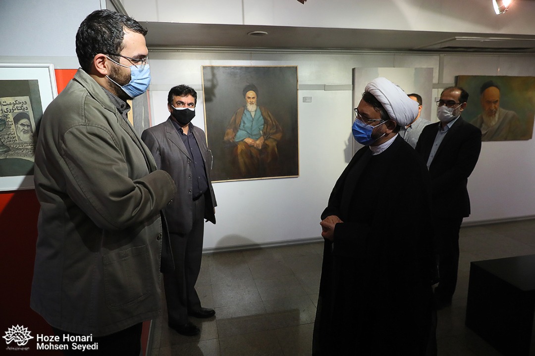مدیر مؤسسه تنظیم و نشر آثار امام خمینی از گالری «در سوگ آفتاب» بازدید کرد