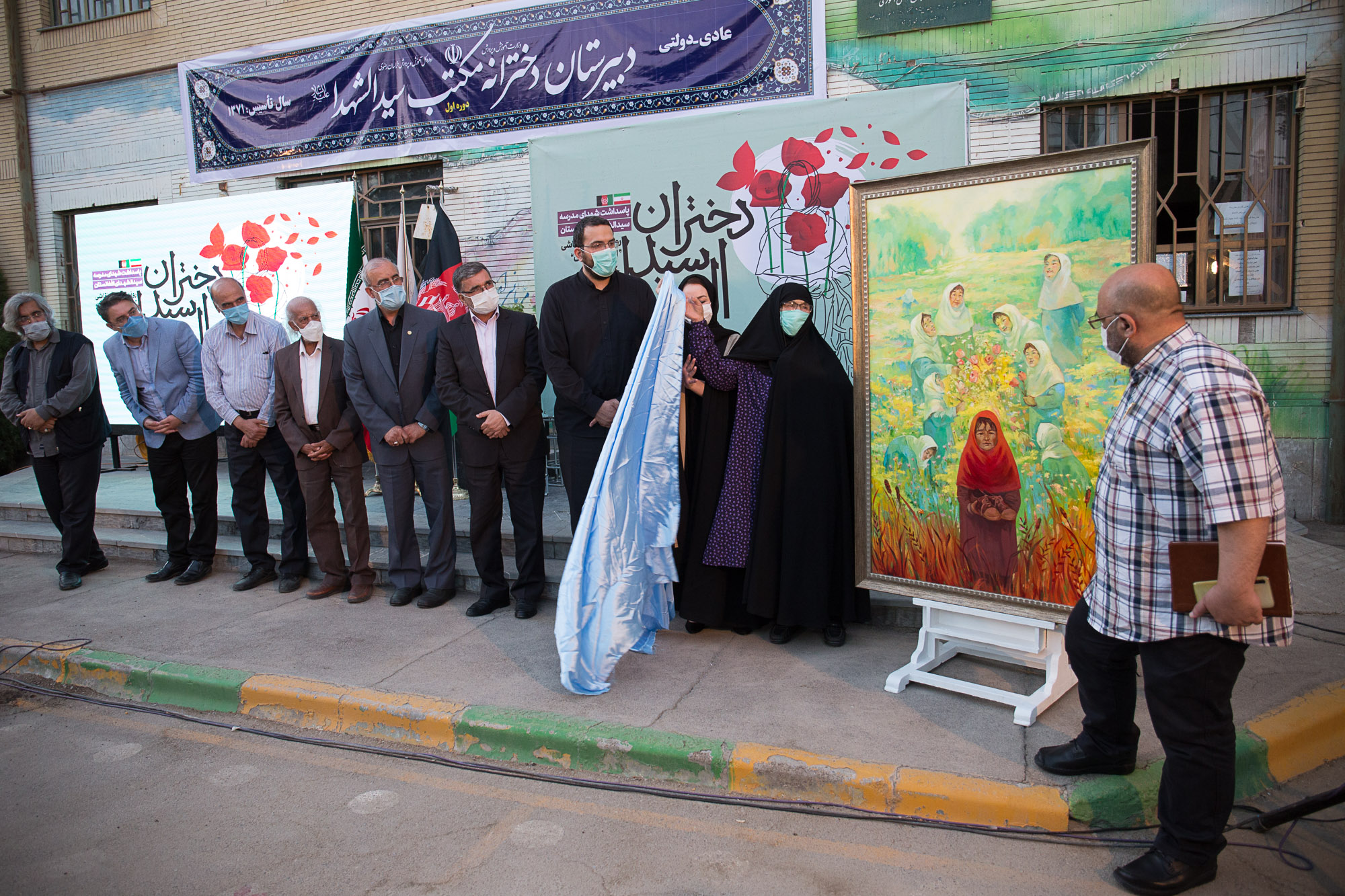 دادمان: هنر متعهد هیچ مرزی نمی‌شناسد/ قدیریان تابلوی خود را به مادران شهدای کابل تقدیم کرد