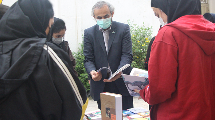 نمایشگاه کتاب «قافله کتاب» در هفته هنر انقلاب به هنرستان سوره ساری رسید