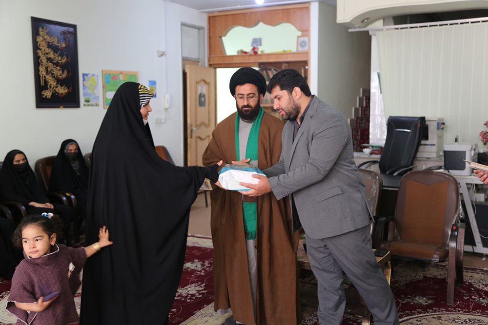 نوجوانان دختر دفتر تئاتر مردمی بچه های مسجد روستای امام قیس تقدیر شدند