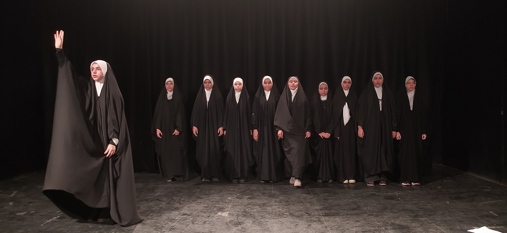 اجرای نمایش «از کشف تا عهد» بچه‌های مسجد تهران در کاشان/ روایت حجاب زنان از گوهرشاد تا انقلاب