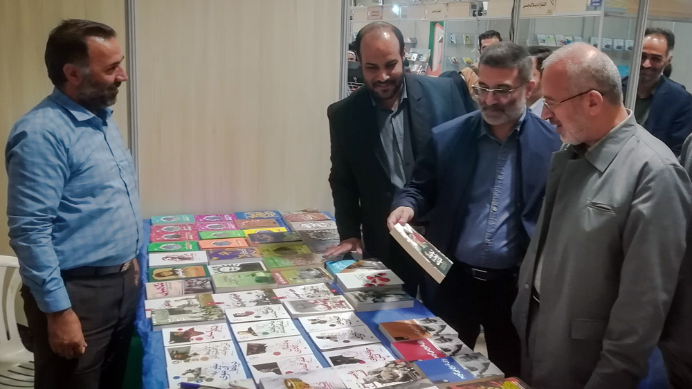 استقبال از غرفه انتشارات سوره مهر در نمایشگاه کتاب دفاع مقدس قم