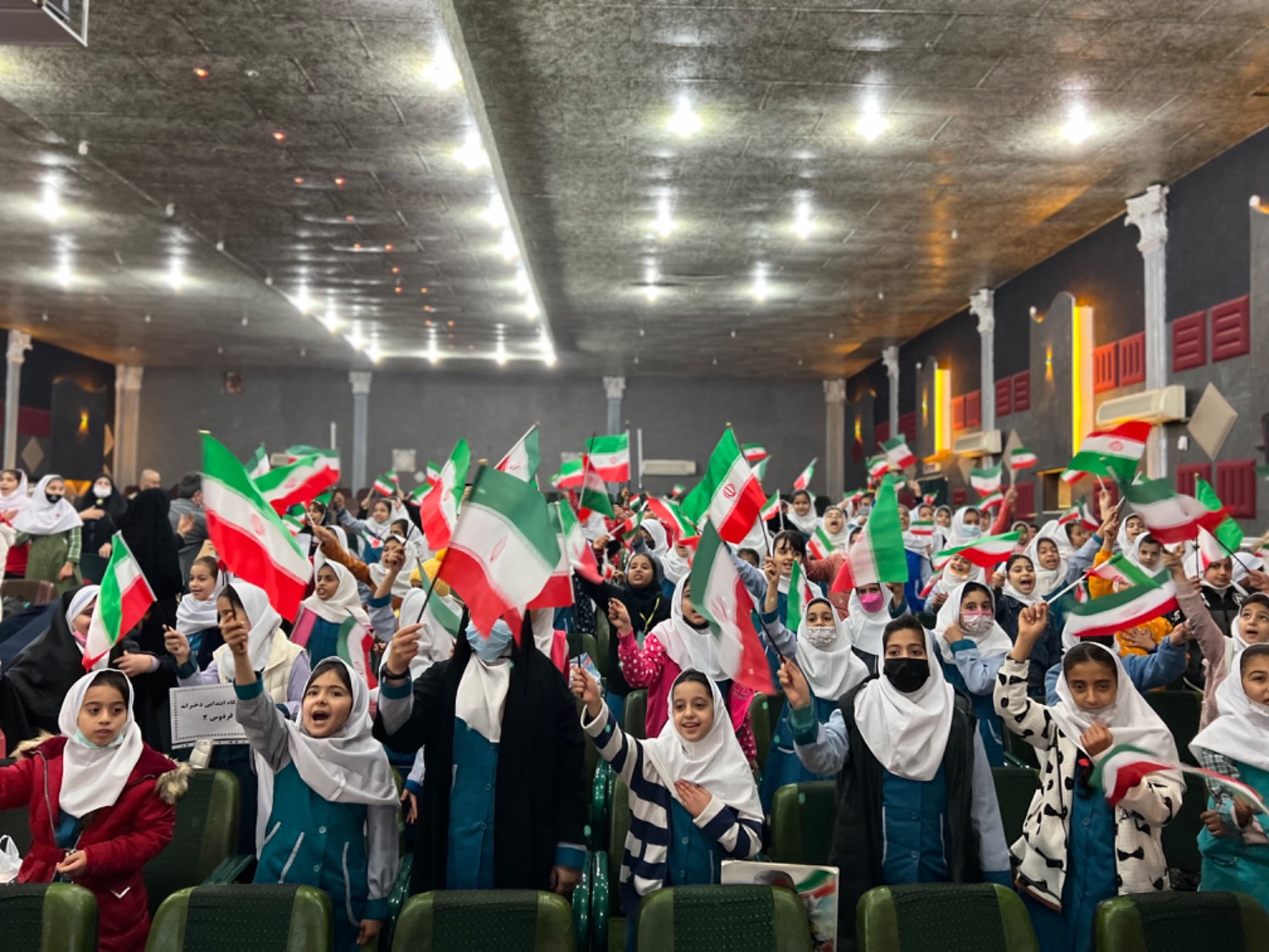 دست‌های کوچک برای اهتزاز پرچم بزرگ ایران