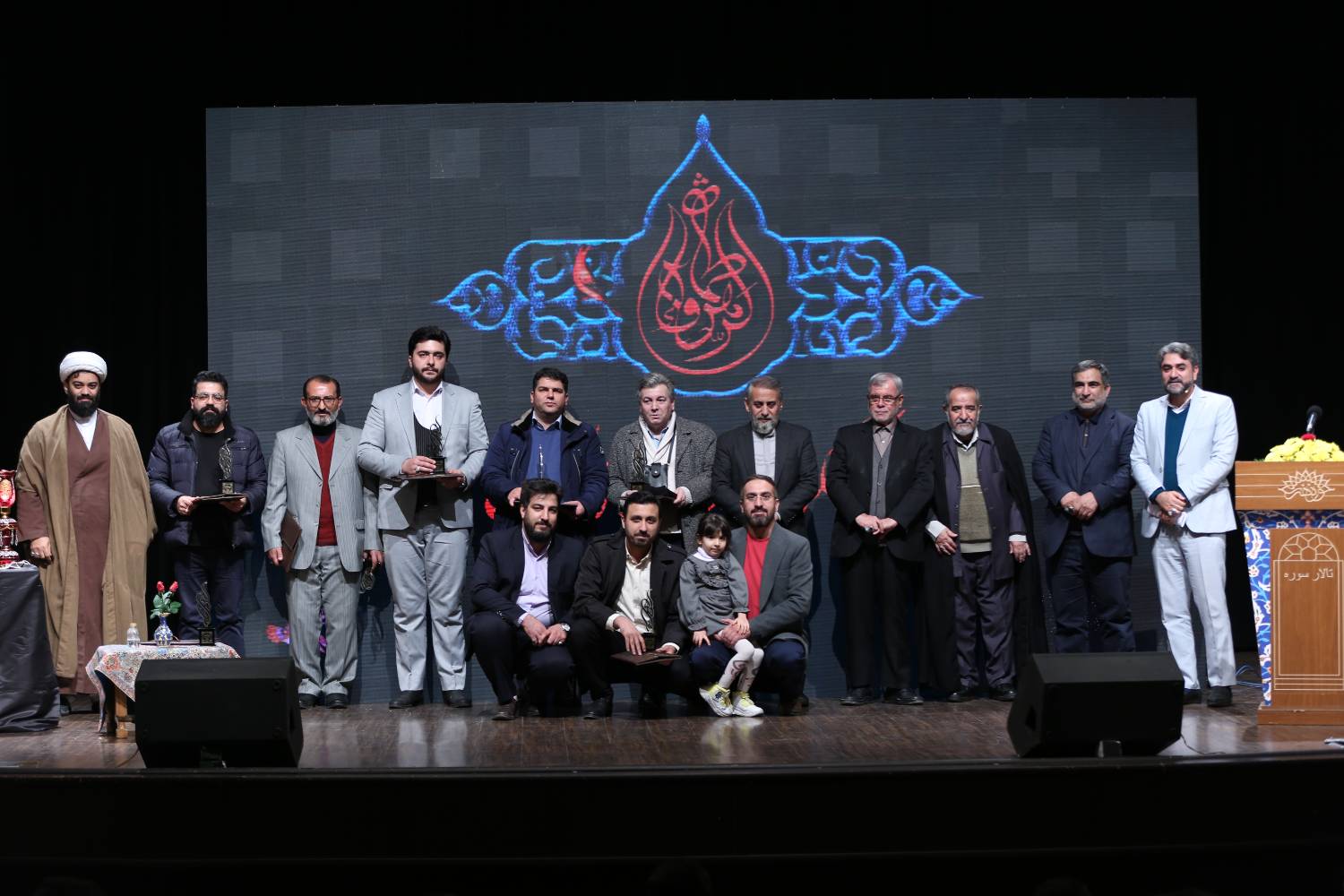 اشعار چهار دوره اخیر کتاب می‌شود